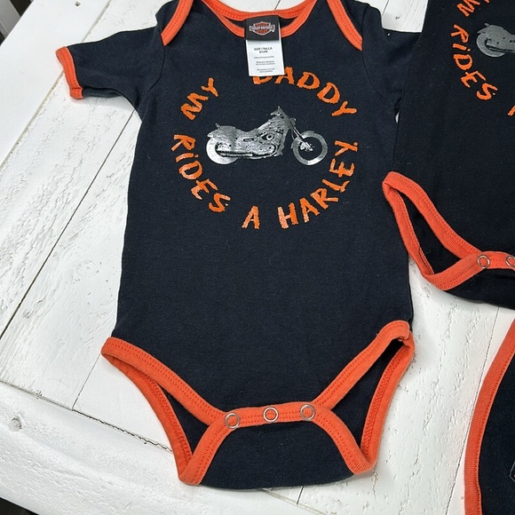 6/9M *HOST PICKED* Harley Davidson, onesies and bib my daddy rides a Harley - Picture 2 of 7